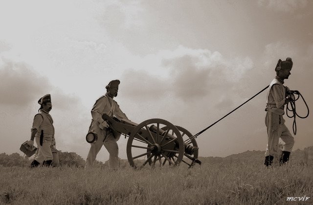 szedł Grześ przez wieś i armatę niesie