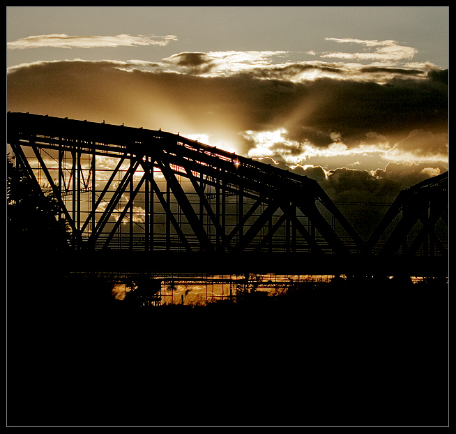 Le pont... (pewnego razu promienie chciały przejść na drugą stronę rzeki...)