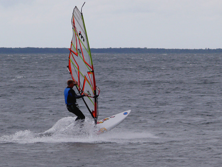 Po wodzie pływa... windsurfer się nazywa :D