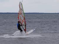 Po wodzie pływa... windsurfer się nazywa :D