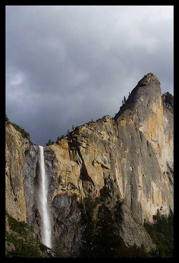 Jak welon panny mlodej opada w dol jeden z wodospado Doliny Yosemite...