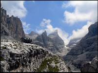 Dolomity Brenta-schronisko Tucket(2.272m n.p.m.) położone u stóp szczytu Cima Vallesinella(3.114m n.p.m.)