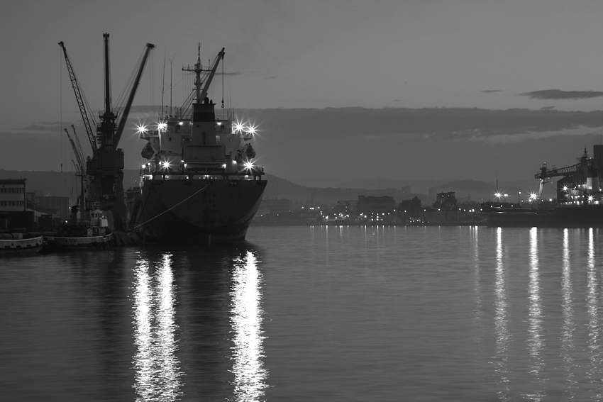 Port... Gdynia, widok z pirsu koło kapitanatu.