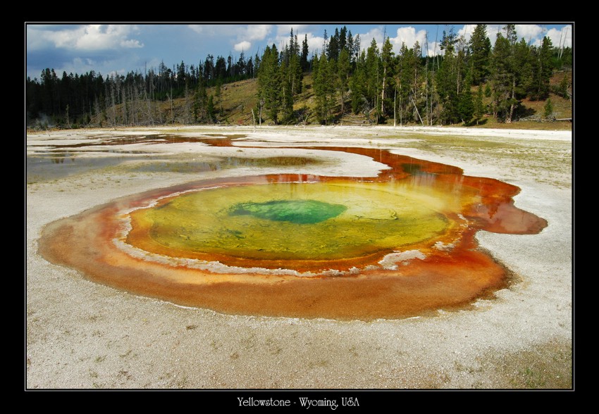 Chromatic pool, Yellowstone, Wyoming, USA