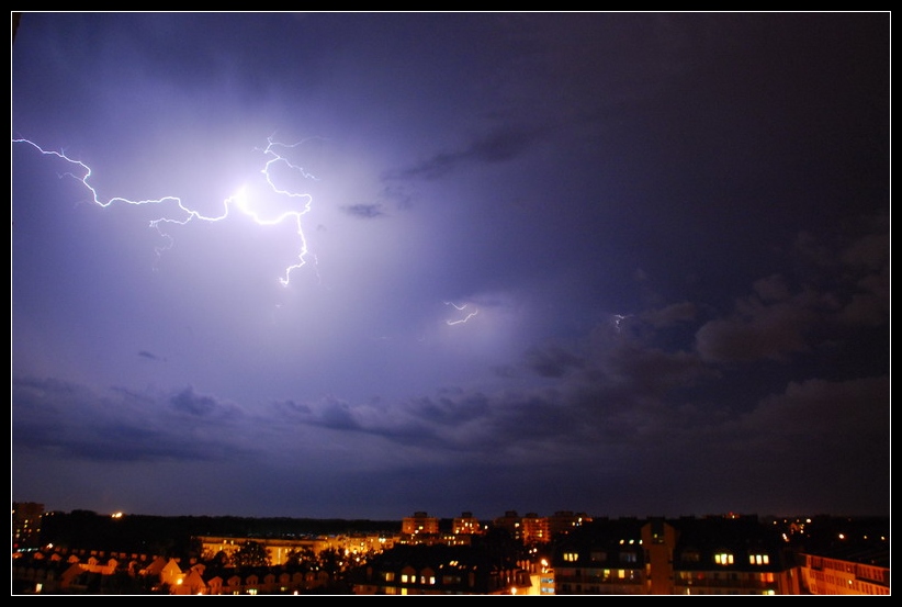 Bardzo silne wyładowanie elektryczne w atmosferze.