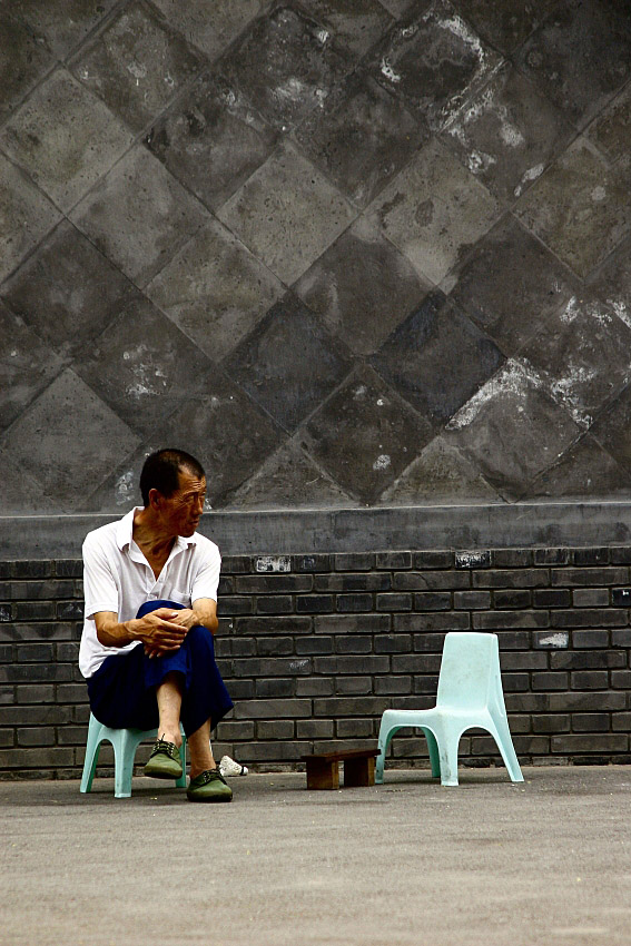 awaiting in hutong