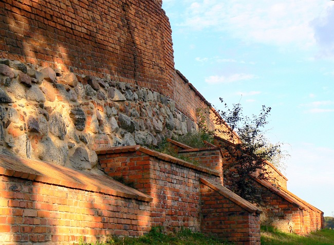 Średnioweczno-współczesny mur obronny