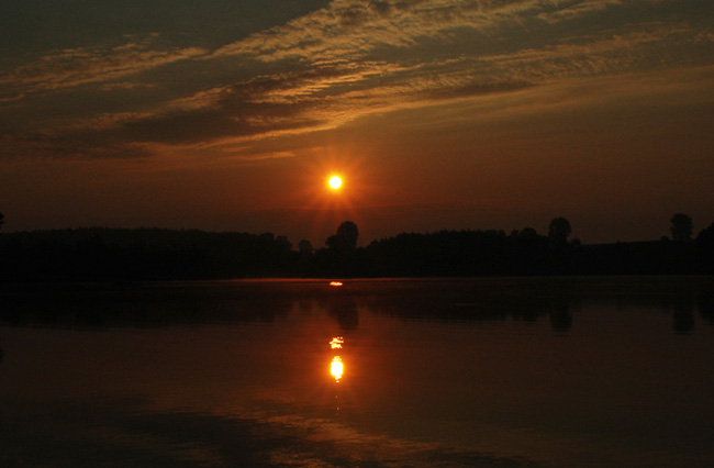 Wschód słońca nad jeziorem.