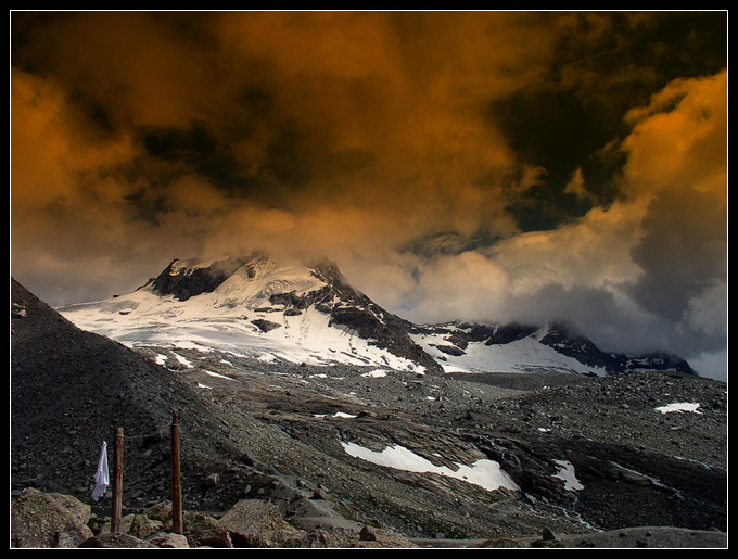 Ciarforon (3642m) i Becca di Monciair (3544m) w chmurach ;]