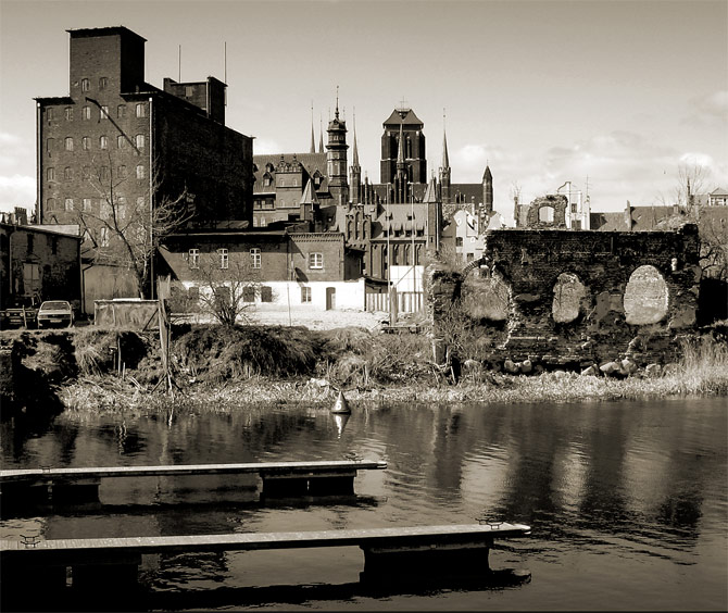 Gdańsk - widok na wyspę z ruinami.