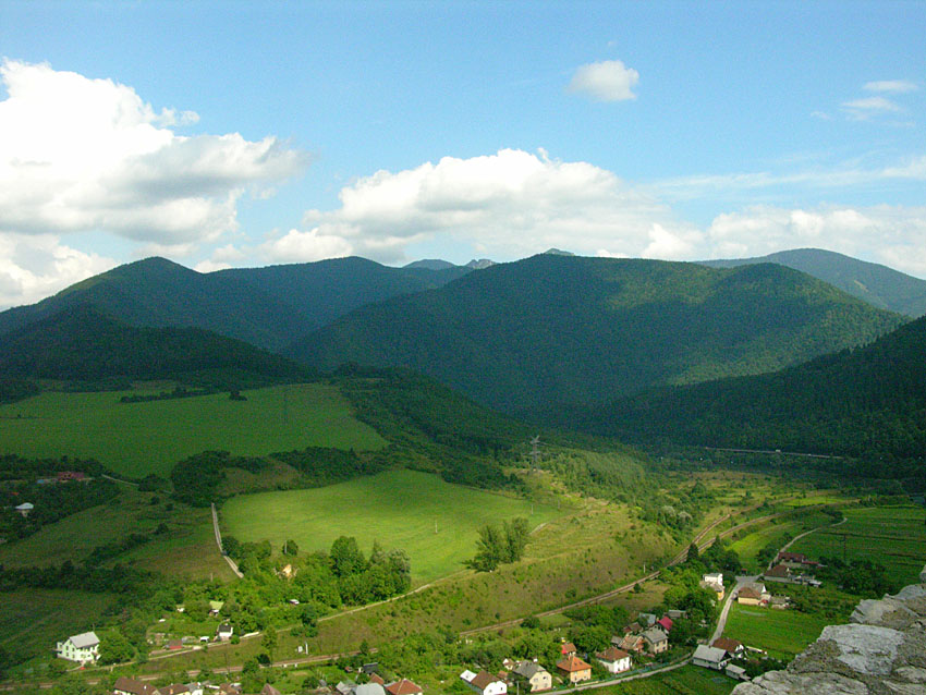 widok z wieży zamku Strecno