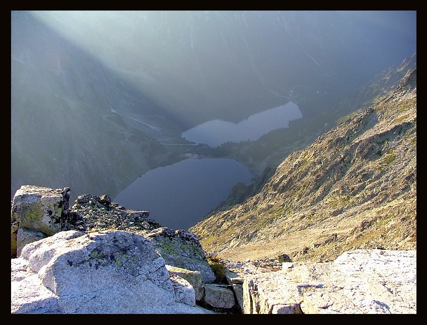 Widok z Rysów na Czarny Staw i Morskie Oko