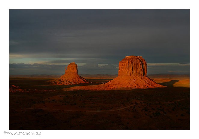 Monument Valley o zachodzie