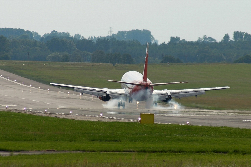 Boeing 737-36N ... znaki dymne