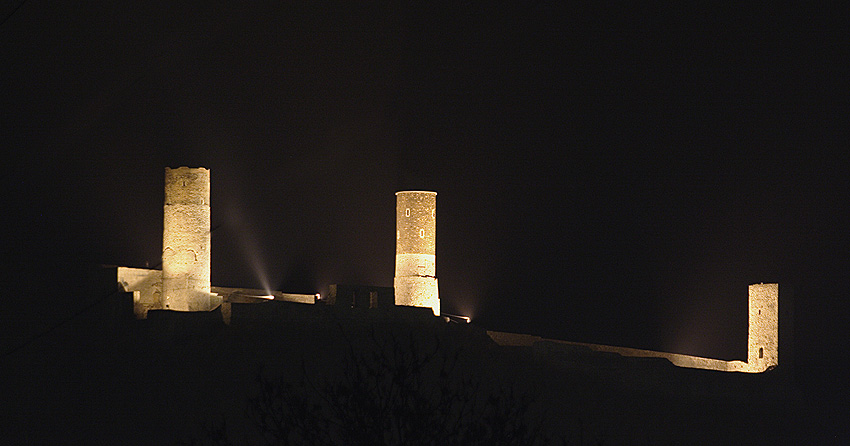 Chęciny by night