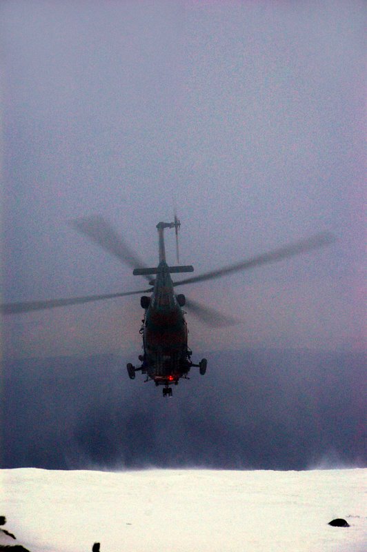 helikopter w śniegu