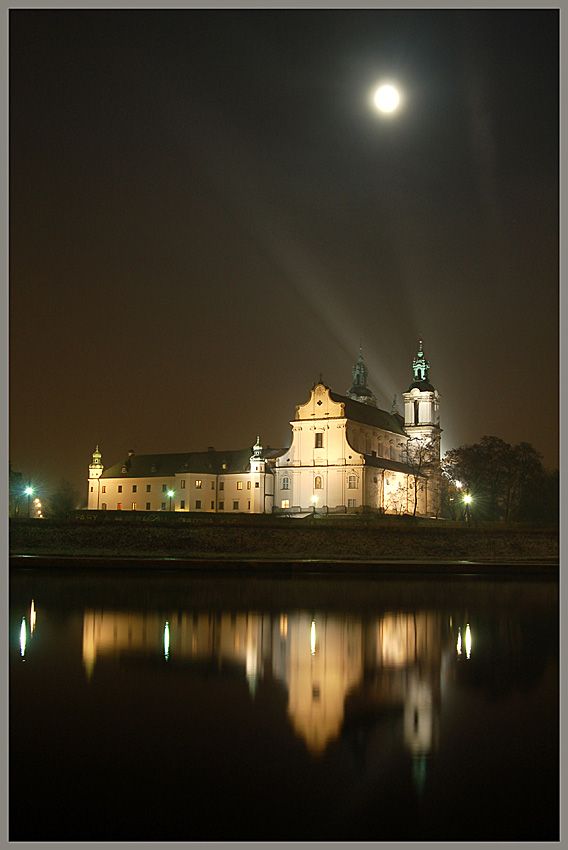 Skałka przy księżycu