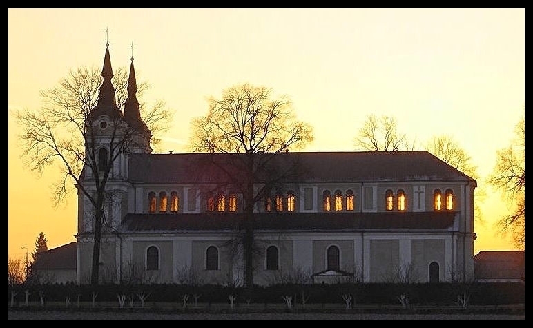 Kościół parafialny pw. św. Jana Chrzciciela w Wysokiem Mazowieckiem, na tle zachodzącego słońca