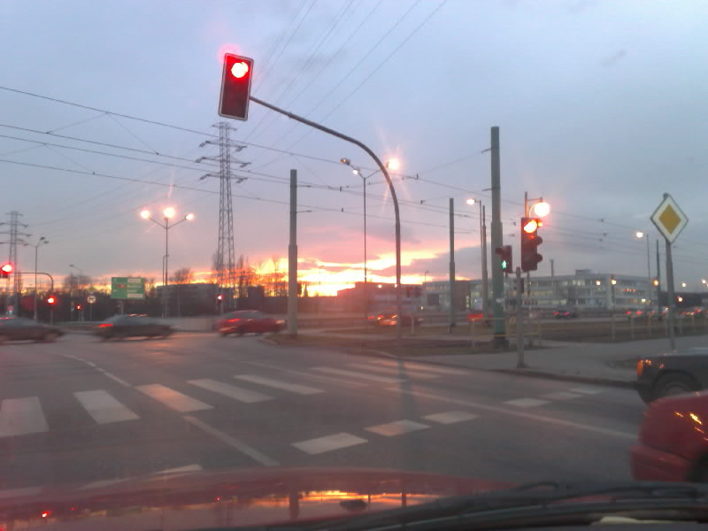skrzyżowanie o zmierzchu