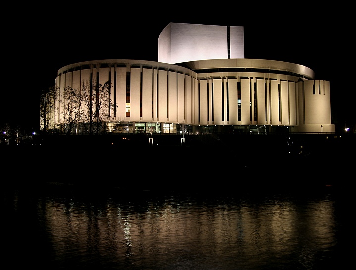 Opera Nova nocą