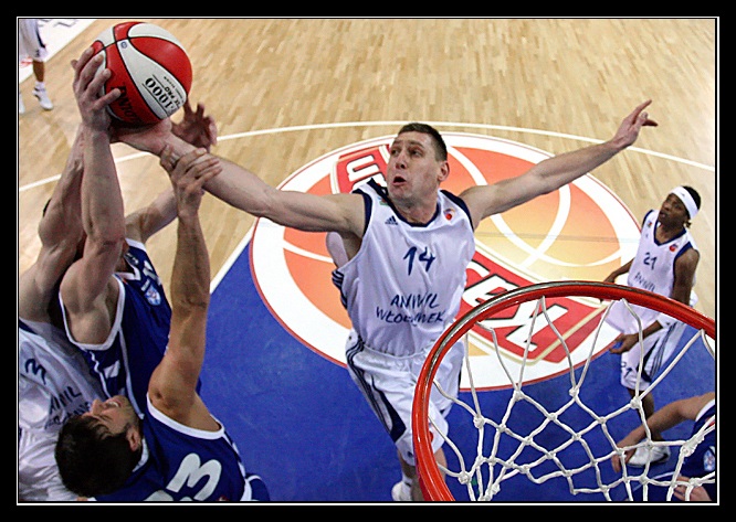 Wiktor Grudziński above  the rim