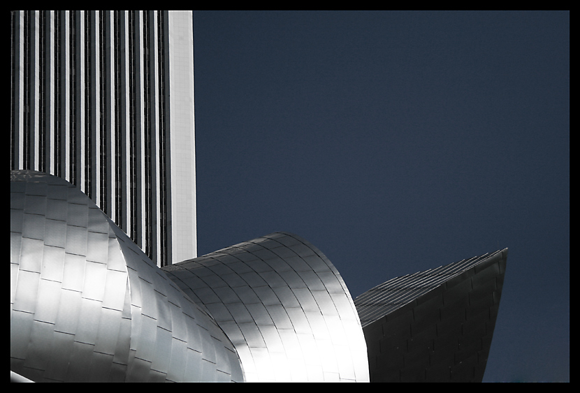 USA - Chicago - Aon Center from Millennium Park