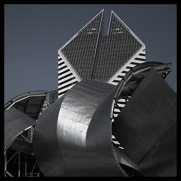 USA - Chicago - Smurfit Stone Building from Millennium Park