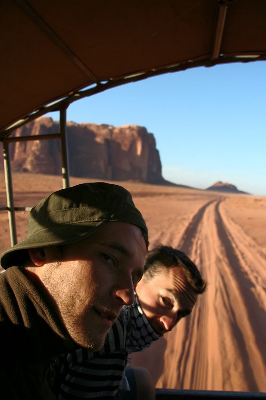 Przemierzając Wadi Rum