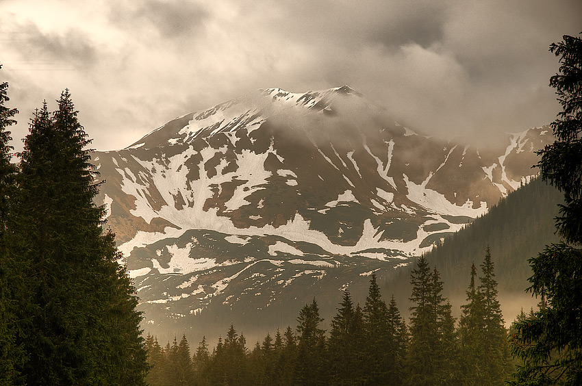 Widok na Tatry o świcie