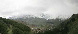 Widok na miasteczko Kazbegi