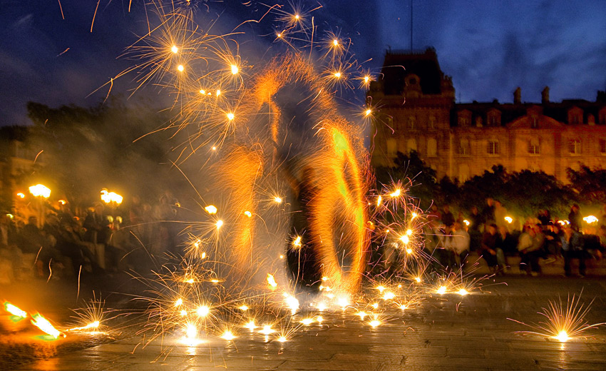 tańczący z petardami, VI 2008 w Paryżu