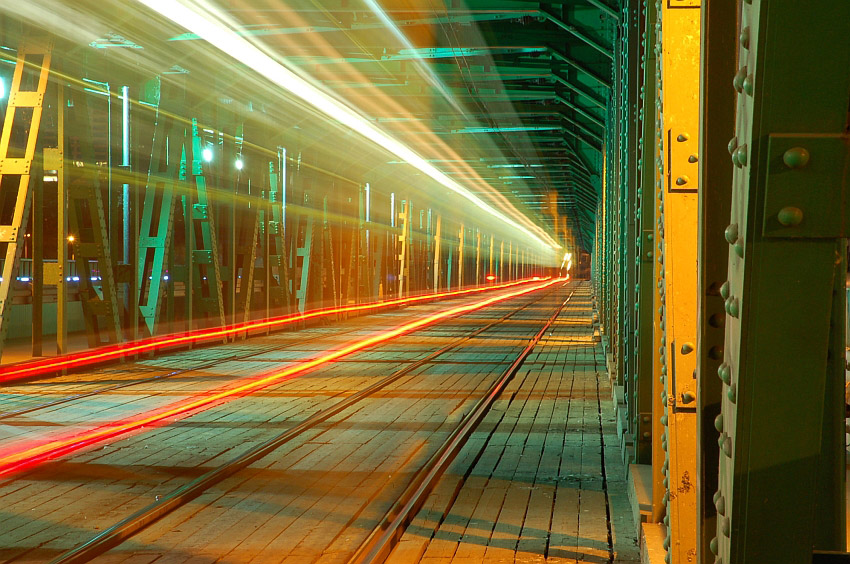 Mkną po szynach czerwone tramwaje