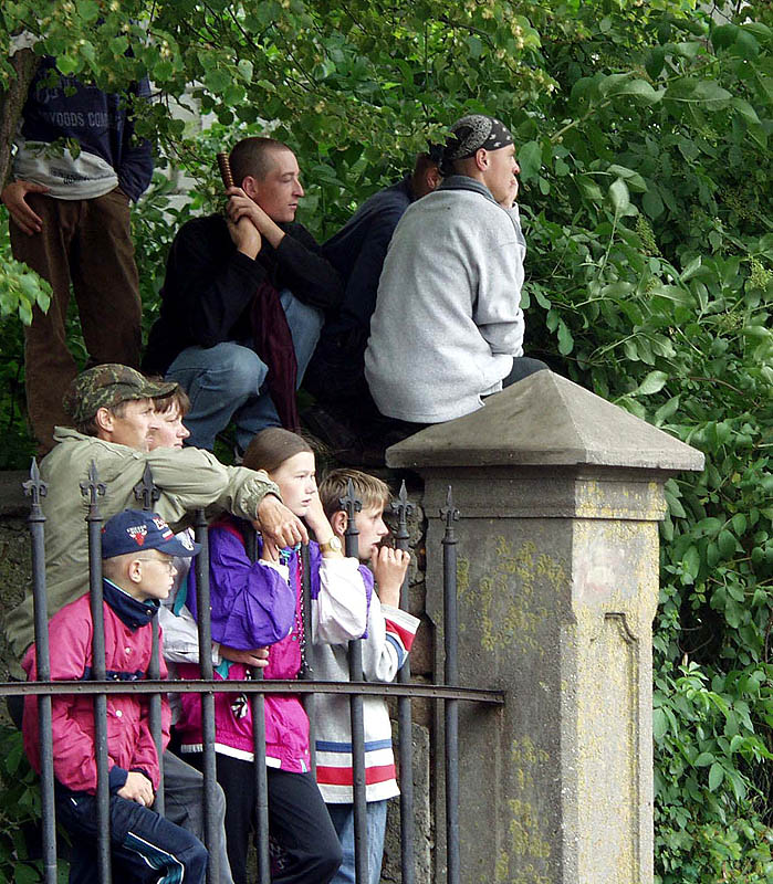 Jedwabne 2001 - za kościelnym ogrodzeniem