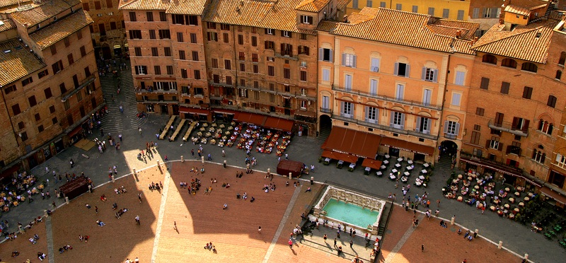 światło na Piazza del Campo ...