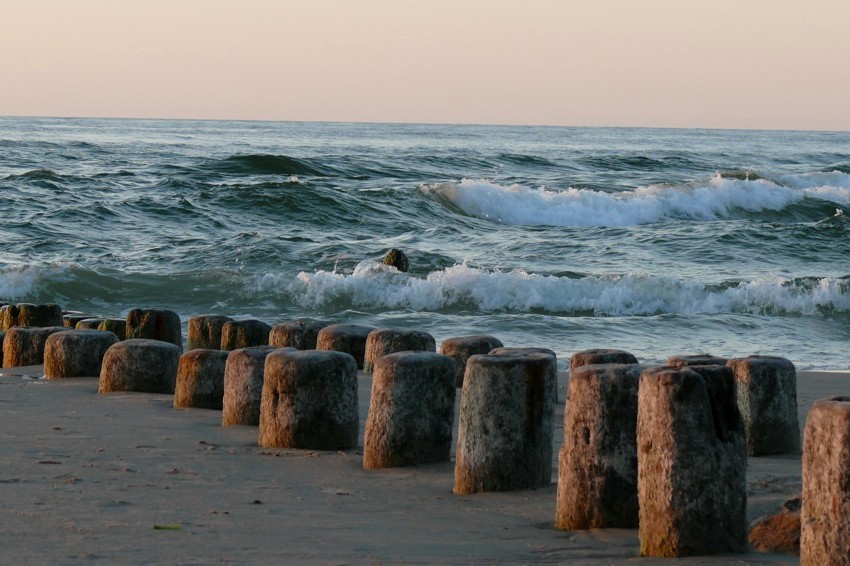 PLAŻA KOŁOBRZEGU O ZACHODZIE SŁOŃCA