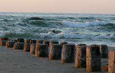 PLAŻA KOŁOBRZEGU O ZACHODZIE SŁOŃCA