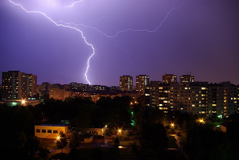 Osiedle burzową piękną nocą