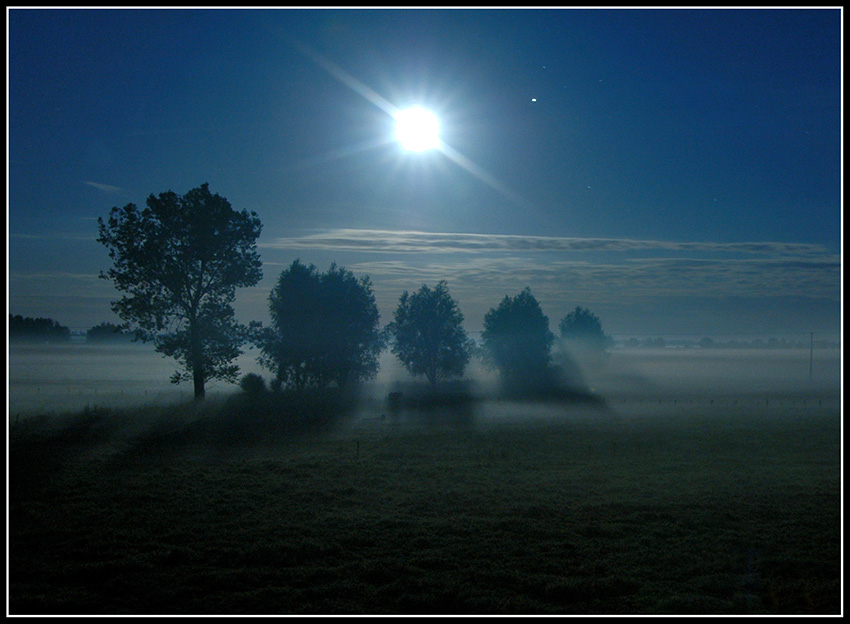 W księżycową,jasną noc.