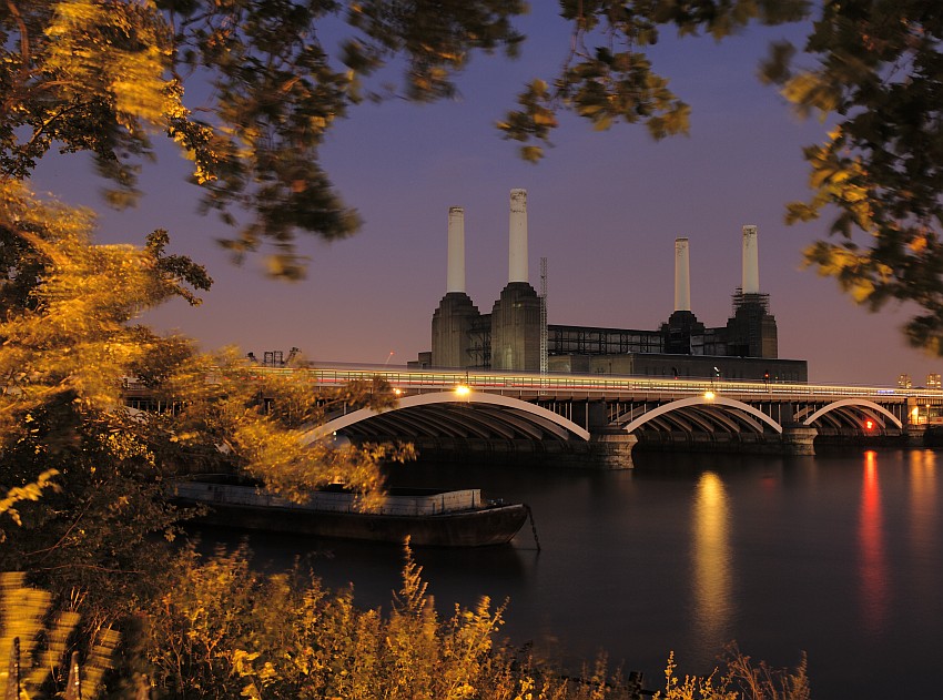 Battersea Power Station z "ramką"