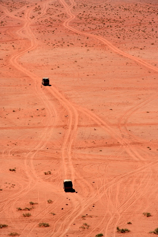 Przemierzając Wadi Rum