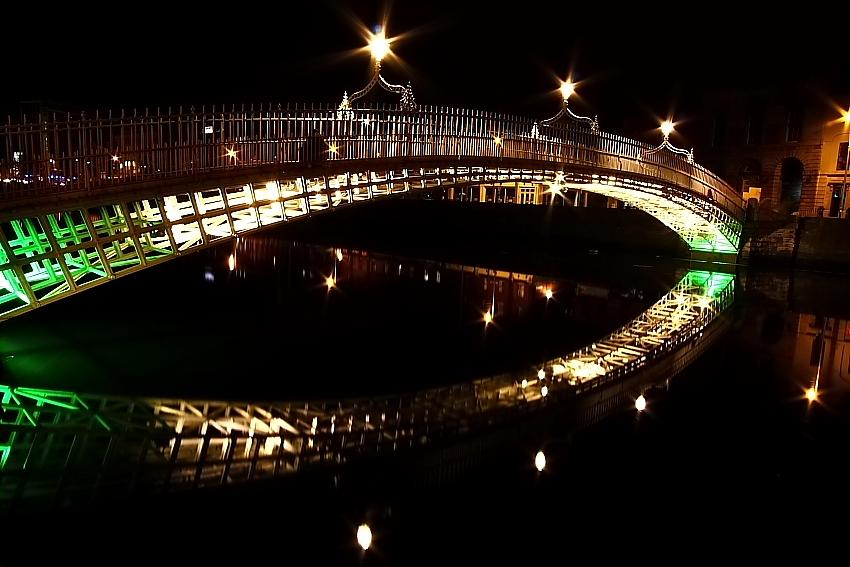 Ha\\\'ppenny bridge at night