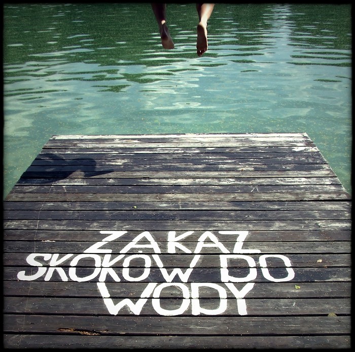 zakaz skoków do wody