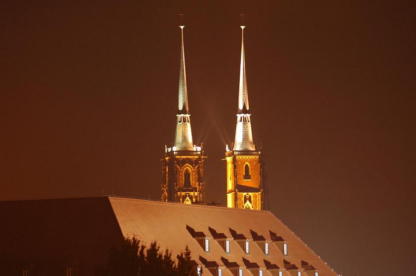 Ciemną nocą z dachu...