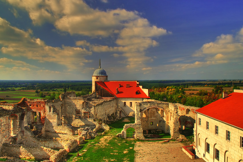 Dziedziniec zamku w Janowcu