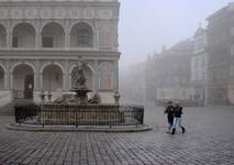 stary rynek we mgle