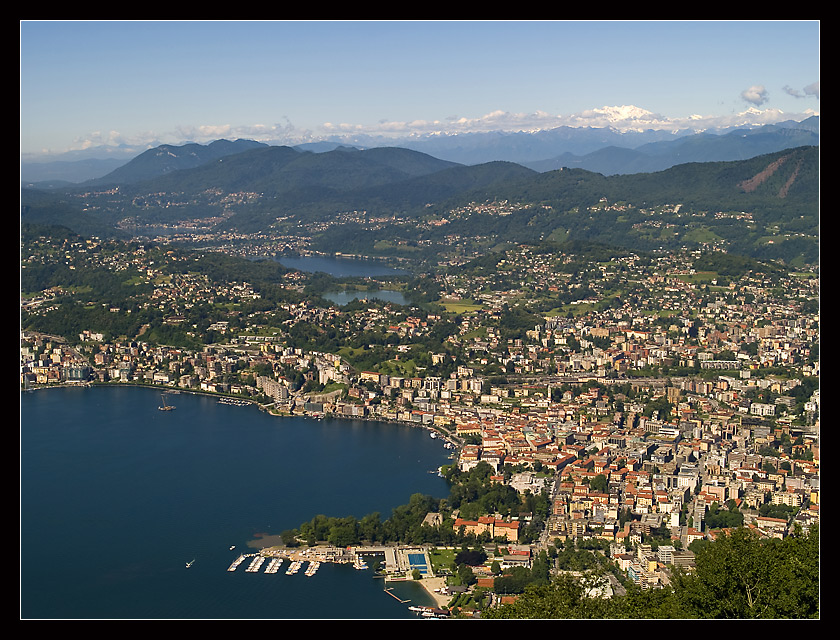 Szwajcaria , Lugano nad jeziorem Lugano , a w głębi masyw Monte Rosa.