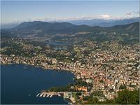 Szwajcaria , Lugano nad jeziorem Lugano , a w głębi masyw Monte Rosa.