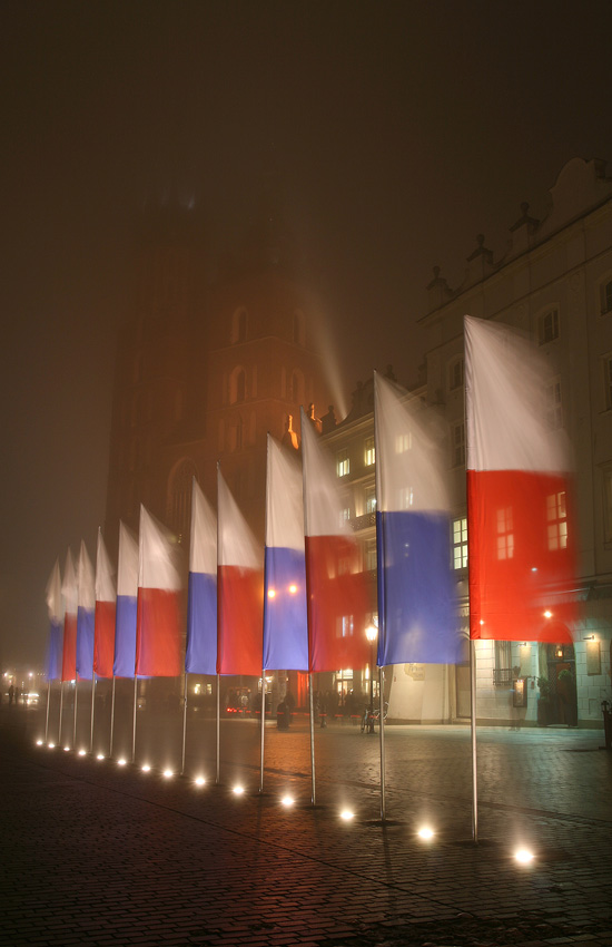 Wietrzny, mglisty, nocny Kraków