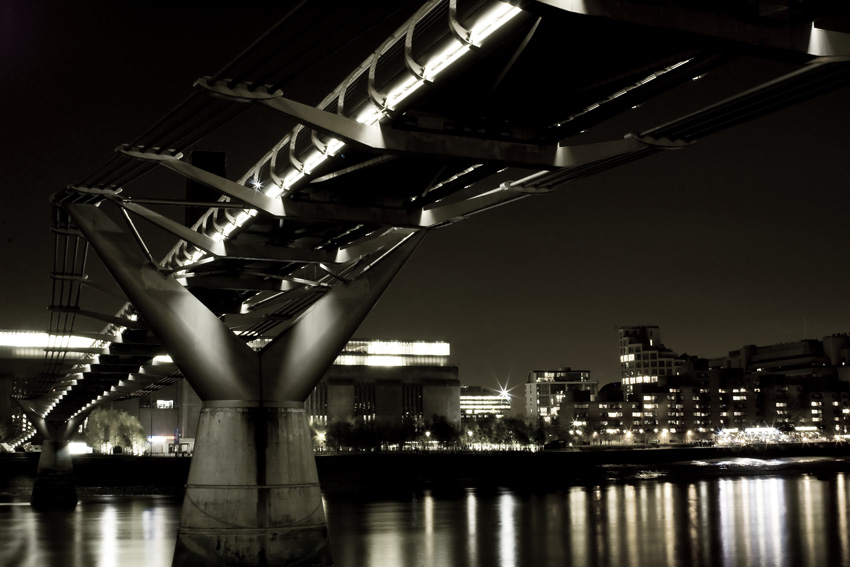 Millennium Bridge Nocą