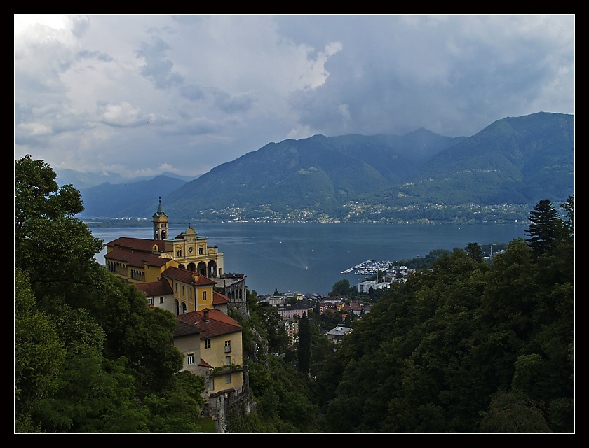 Górujący nad Locarno i jeziorem Magiore klasztor Madonna del Sasso.